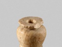 Aeg S 12  Aeg S 12, Mittleres Reich (12. Dynastie), Kholtopf, Alabaster, H 6,1 cm, Dm 6,8 cm : Bestandskatalog Ägypten, Museumsfoto: Claus Cordes